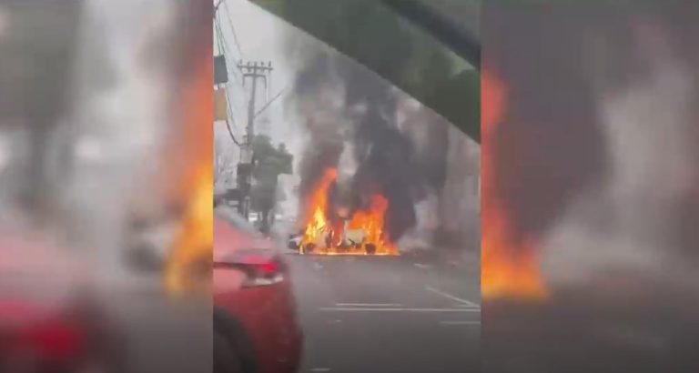 Banda de 20 personas incendió dos vehículos tras violento asalto en bodega en Renca