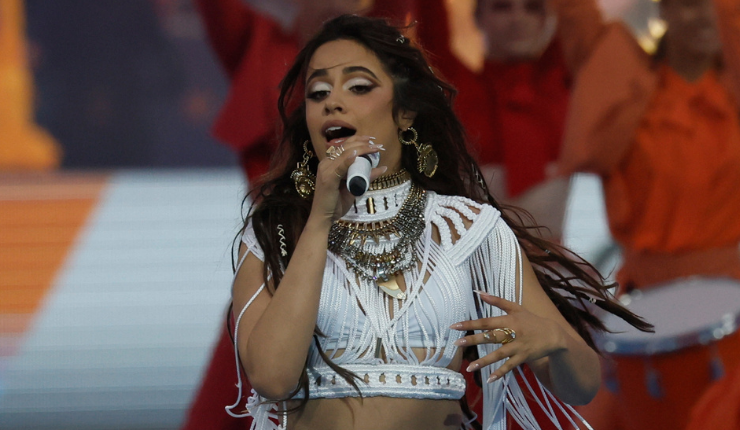 Camila Cabello brilla entre el caos de Saint Dennis: Retrasaron su show de apertura en dos ocasiones