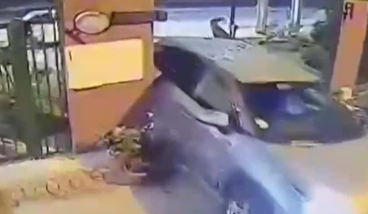 Increíble registro: Mujer arrasó con el portón de su condominio para evitar asalto