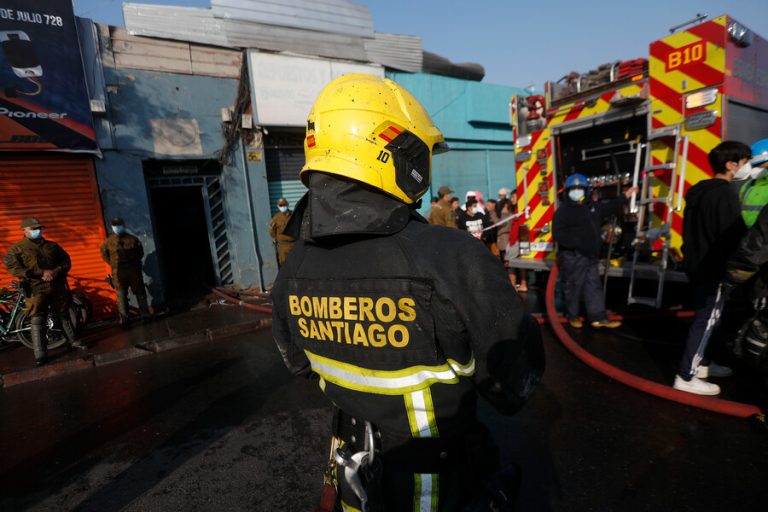 Confirman el hallazgo de dos personas fallecidas tras incendio en cité ubicado en el centro de Santiago