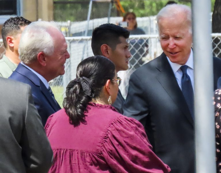 Se realizó una misa en memoria a las víctimas: Joe Biden visitó la escuela de Texas donde murieron 19 niños y 2 maestras