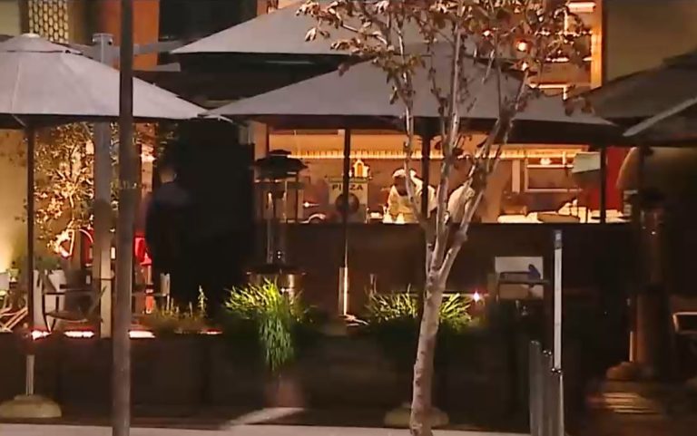 Simularon ser repartidores, pero eran motoclocks y asaltaron a clientes de pizzería en Vitacura