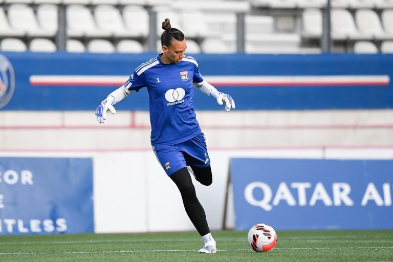 No se detiene: Tiane Endler vuelve a celebrar tras ganar la liga francesa con el Olympique de Lyon