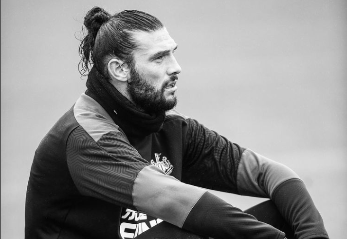 Escándalo en la Premier: Futbolista inglés fue captado con otra mujer en la cama a días de su boda