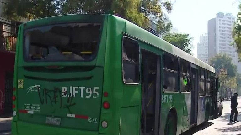 Liceo Barros Borgoño: Nuevo intento de quema de buses Transantiago