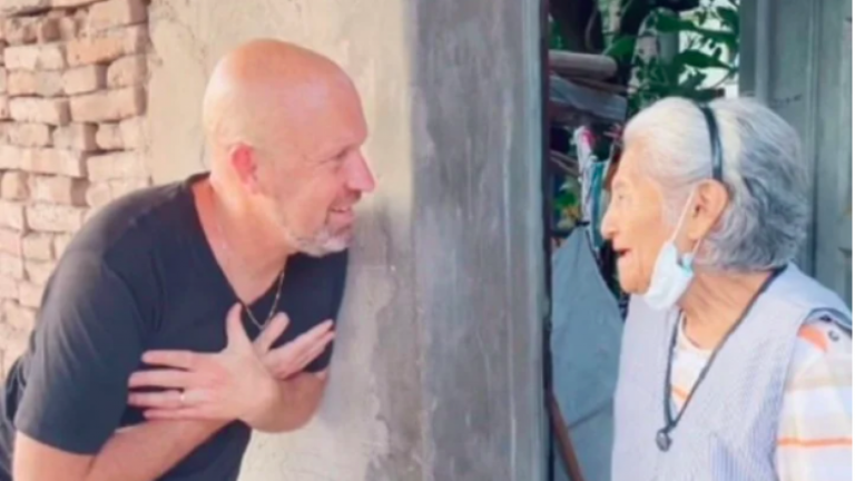 ¡Tras cruzar medio mundo! Buscó a su niñera después de 45 años