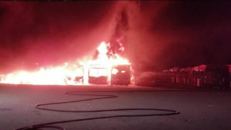 Queman 19 buses del Transantiago en un aparcadero de Maipú
