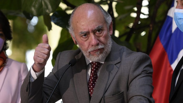 Senador Iván Flores sufre grave accidente de tránsito en autopista