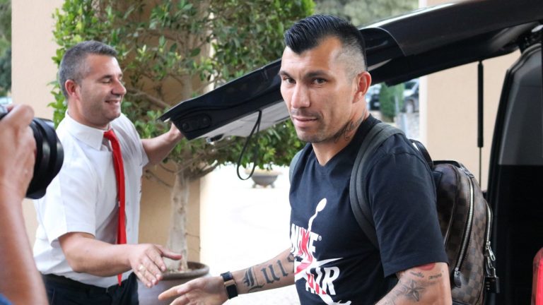 “¿Millonario? Se dice trabajador”: El duro cruce entre Gary Medel y Patricio Navia en Twitter