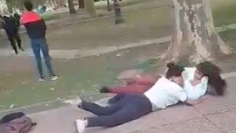 Viralizan video de brutal agresión entre dos alumnas de un colegio en la calle