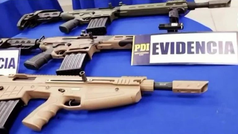 Carabinero en retiro mantenía un arsenal de guerra en el entretecho de su casa: Casi 50 armas y 90 mil municiones