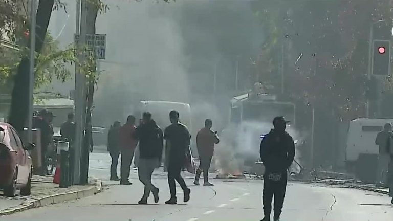 Estudiantes del liceo Confederación Suiza levantan barricadas y cortan el tránsito en Santiago
