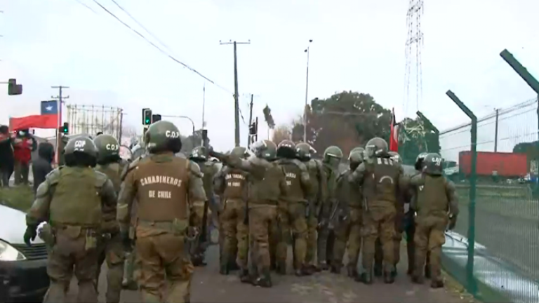 Se registraron incidentes por resistencia: Carabineros desaloja a trabajadores subcontratistas de Enap