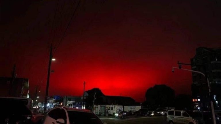¡Causó pánico! El increíble cielo rojo en China sorprendió a ciudadanos