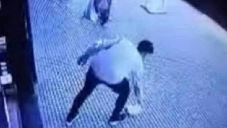 ¡Notable gesto! Adulto mayor perdió sin querer $500 mil y joven corrió para devolvérselos