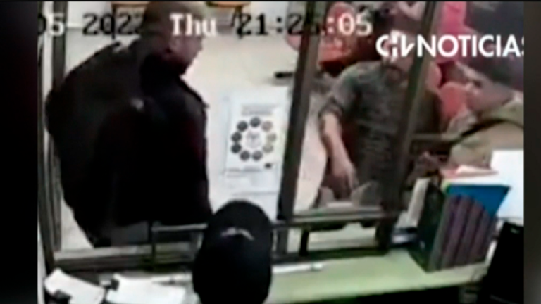 Sacó un arma cortopunzante: Registran brutal pelea al interior de un SAPU en Coronel