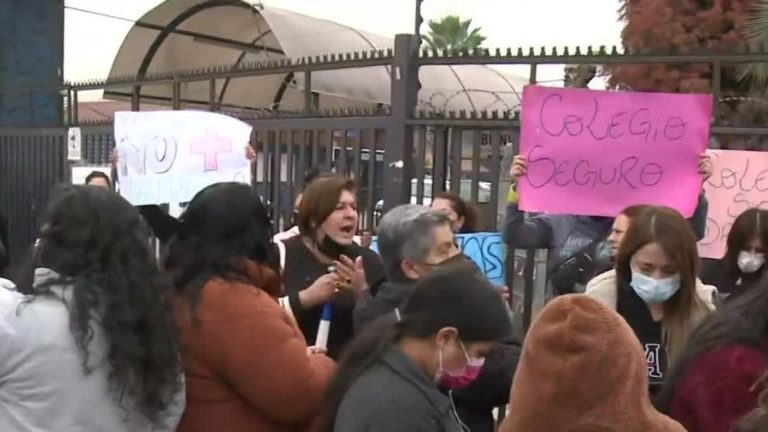 Apoderados de La Pintana protestan afuera de colegio por riñas y amenazas: Alumnos estarían fumando marihuana en los baños