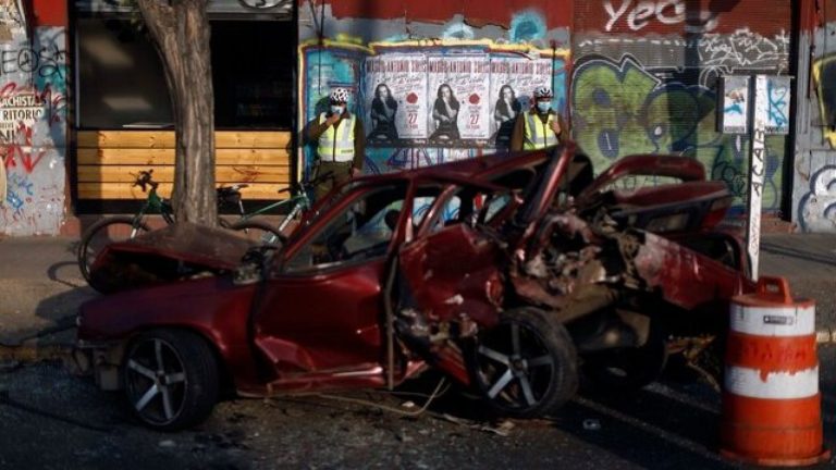 Accidente múltiple terminó con volcamiento en Vicuña Mackenna: Conductor estaba en estado de ebriedad