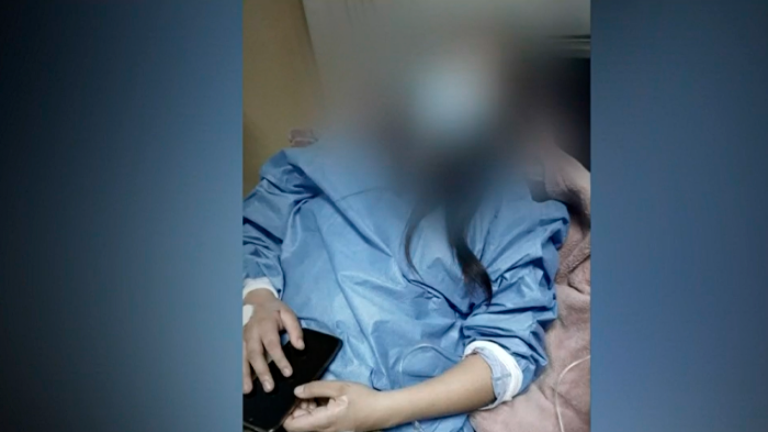 Personal médico se intoxicó al atenderla: Lanzan peligroso químico a alumna desde un auto