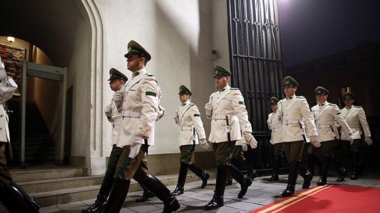 Balearon a conductor de la guardia de Gabriel Boric y hurtaron vehículo oficial