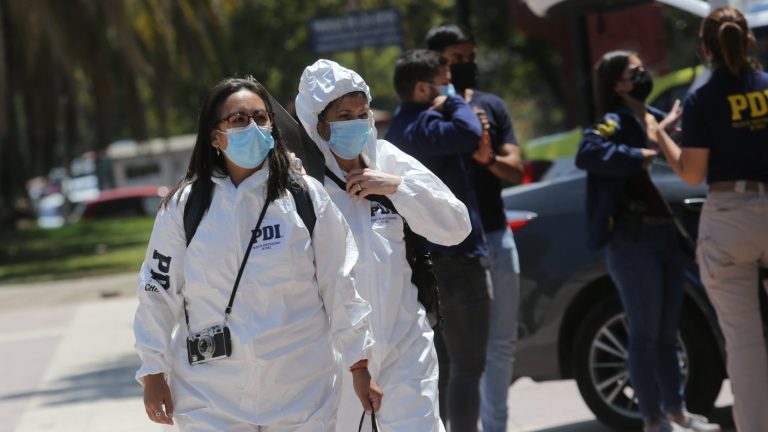 Último minuto: Captan a automóvil botando un cuerpo sin vida en Conchalí; tiene dos balazos en la cabeza