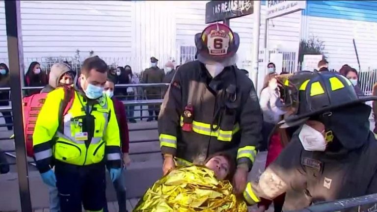 Usuarios de Metro debieron ser atendidos por inhalación de humo tras accidente eléctrico en estación Las Rejas