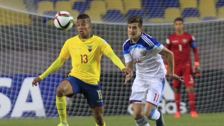 Exmundialista ecuatoriano atiza a La Roja: “No sé si es ético lo que está haciendo Chile con Byron Castillo”