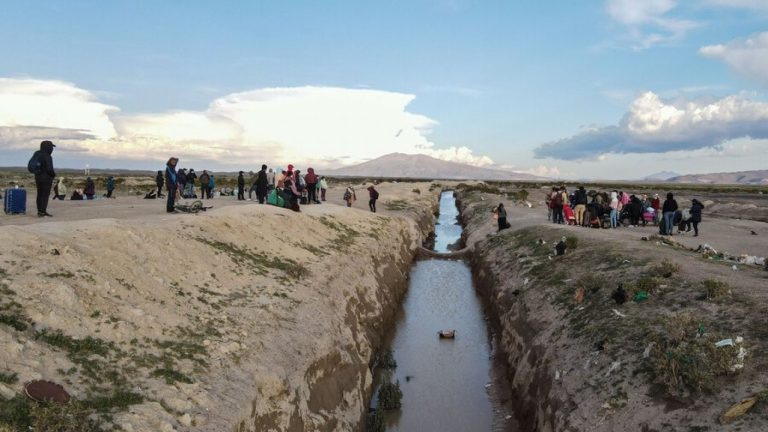Muere migrante venezolano de 83 años tratando de cruzar a Chile desde Bolivia