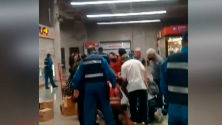 Ocho guardias del metro terminaron heridos tras violenta agresión de ambulantes: Uno sigue hospitalizado