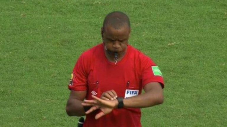 Árbitro africano que finalizó dos veces un partido antes de los 90 minutos fue designado para el Mundial