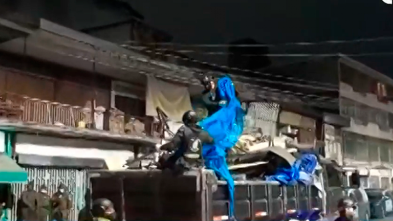 Operativo por vendedores ambulantes: Carabineros y PDI retiraron toldos azules de Barrio Meiggs