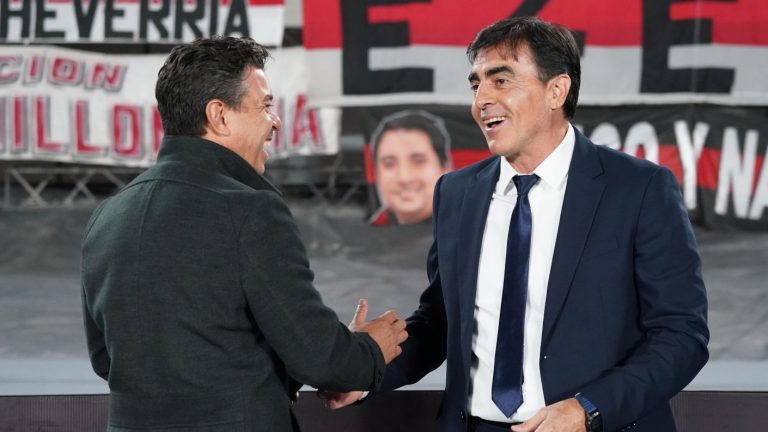 Quiere dejar Colo Colo ahora: Gustavo Quinteros estaría dispuesto a pagar él mismo la cláusula de salida para asumir La Roja