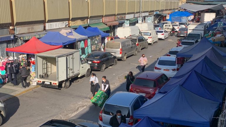 Vuelven los toldos azules al Barrio Meiggs tras operativos de desalojo; Carabineros trabaja para volver a sacarlos
