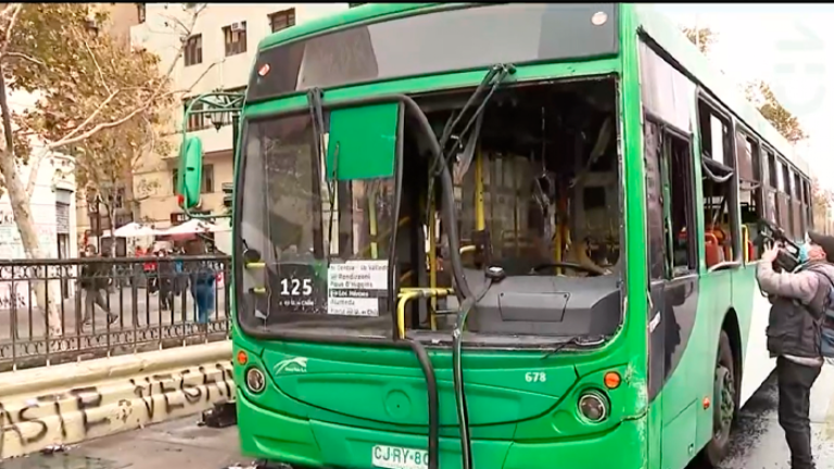 Segundo del día: Bus fue quemado por encapuchados en Serrano con Alameda