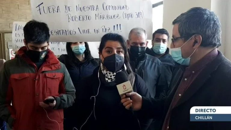 “Hace 7 meses que vivimos una pesadilla por un vecino okupa”: Vecinos se manifiestan en contra de hombre que insulta y agrede en Chillán