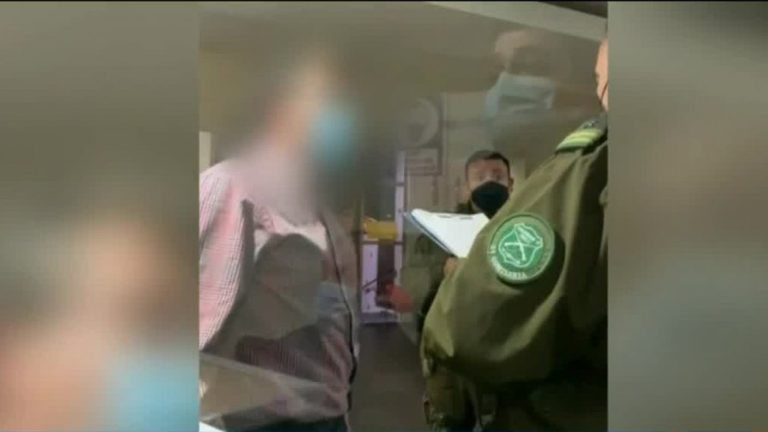 “¿Usted es pu... o es hue...?”: Los impactantes registros violentos de sujeto que tiene aterrorizado a un edificio en Chillán