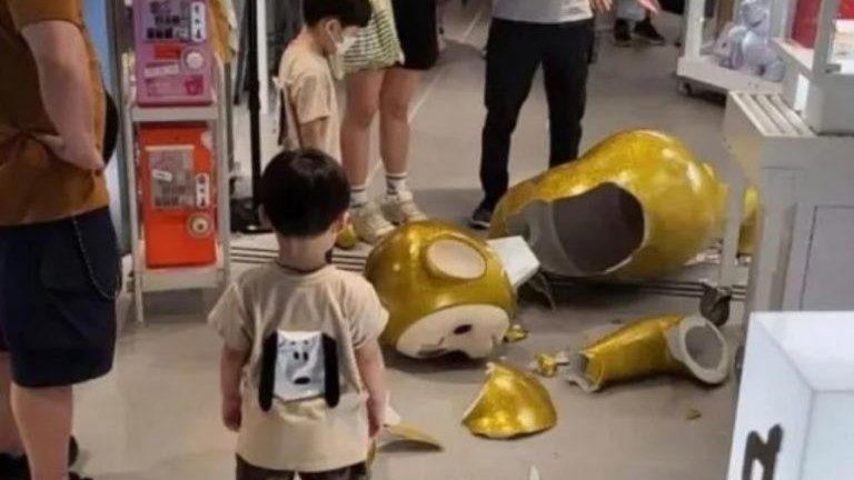 Insólito caso: Niño quebró teletubbie gigante en una juguetería y su familia debió pagar millonaria suma