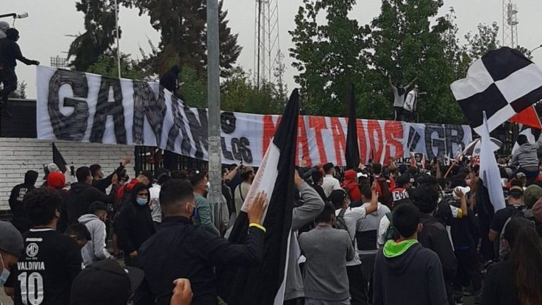 La Garra Blanca aprieta al plantel del Cacique: “El compromiso con Colo Colo debe anteponerse a todo, sus sueldos no permiten otra cosa”