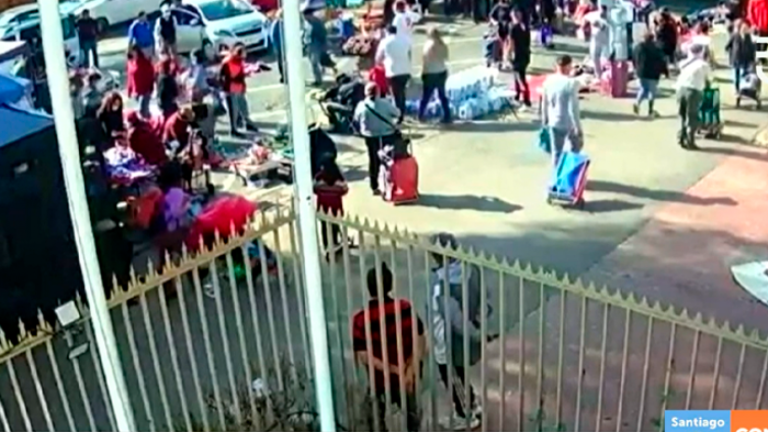 Insólito: Coleros de feria impiden salida del cuartel de bomberos en Maipú