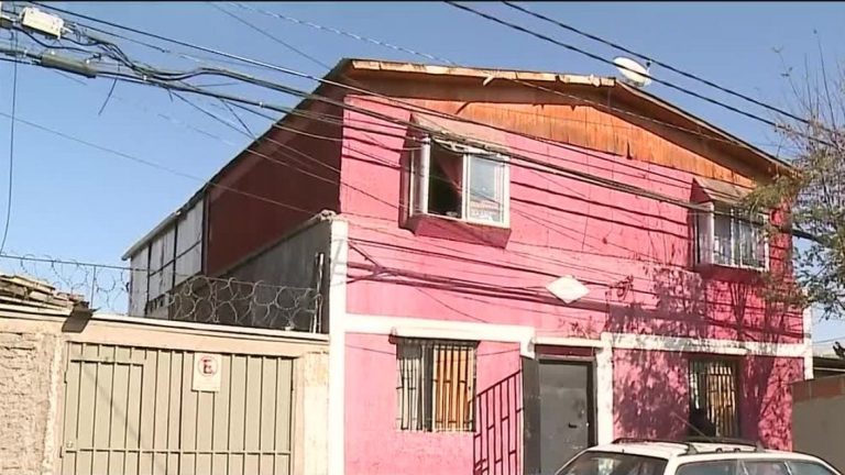 Mujer se apoderó de casa familiar y subarrienda piezas hace 15 años; sus seis hermanos no saben cómo sacarla de ahí