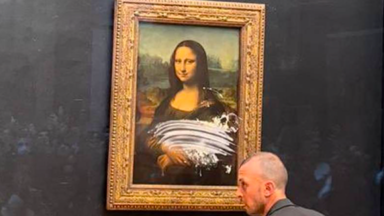 Lanzan pastel contra la “Mona Lisa”: La pintura fue atacada por un sujeto con peluca y en silla de ruedas