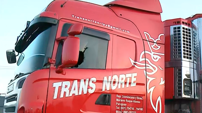 Gran congestión en autopista: Dos delincuentes fueron baleados por intentar robar un camión