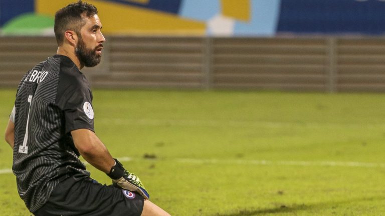 Aseguran que Eduardo Berizzo no tiene considerado a Claudio Bravo para las Eliminatorias al Mundial 2026