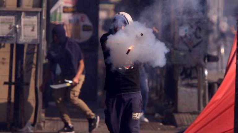 Saqueos, barricadas y enfrentamientos: Vendedores ambulantes atacaron a los manifestantes