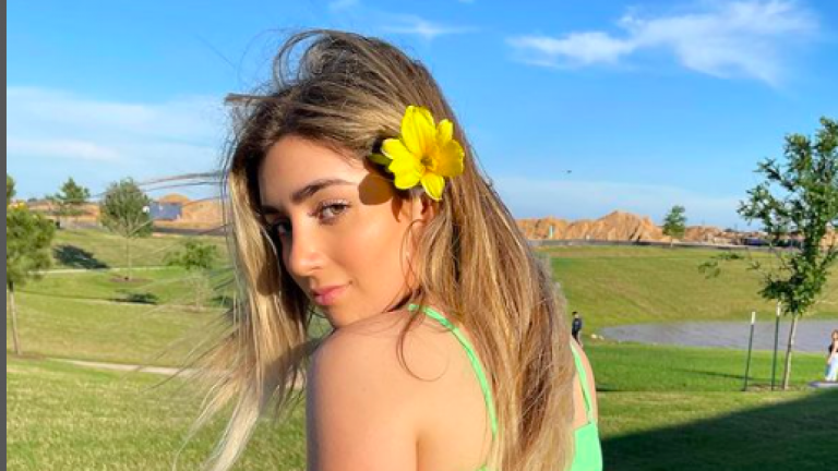 ¡Ahora ella les paga las cuentas!  Padres echaron a su hija por dejar universidad y abrir un OnlyFans