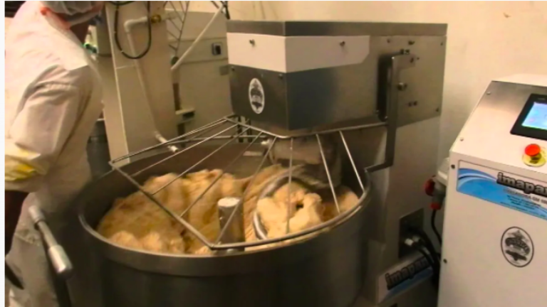 Mientras cocinaba empanadas: Mujer enganchó su bufanda en una amasadora y murió asfixiada