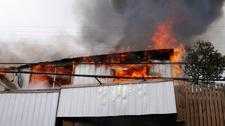 Incendio en Valparaíso dejó dos víctimas fatales: Cuatro casas resultaron destruidas