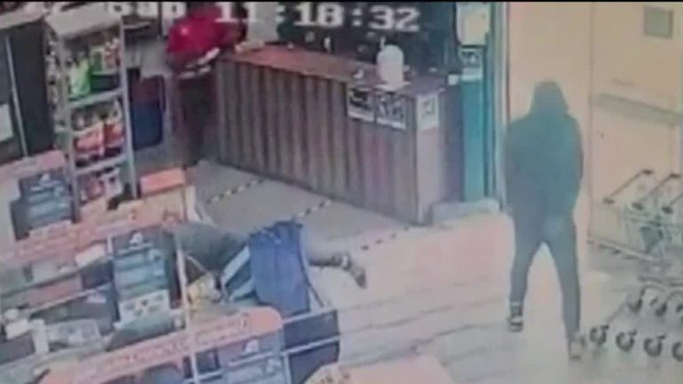 Amenazaron a trabajadores y clientes: Registran violento asalto en minimarket de Llolleo