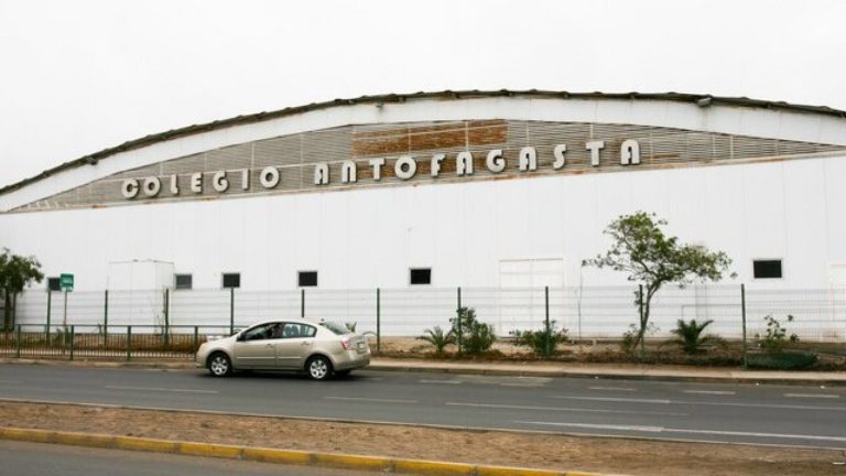 Estudiantes debieron resguardarse: Registran violenta balacera a las afueras de un colegio en Antofagasta