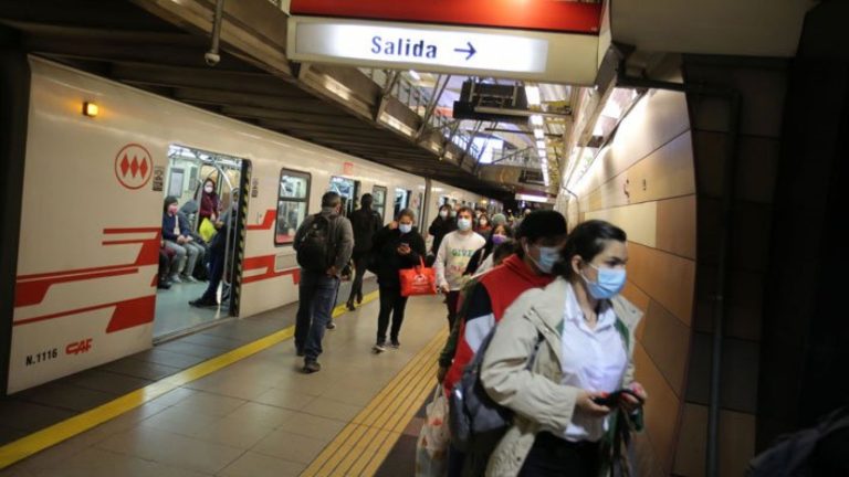 Fue rescatado con vida: Delincuente fue golpeado por tren del metro mientras escapaba